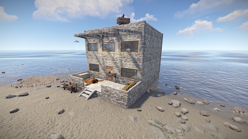 Raidable Base am Strand mit Wasser im Hintergrund